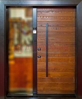 Коричневая входная дверь c МДФ панелью и стеклом ЧД-38 в частный дом в Кингисеппе