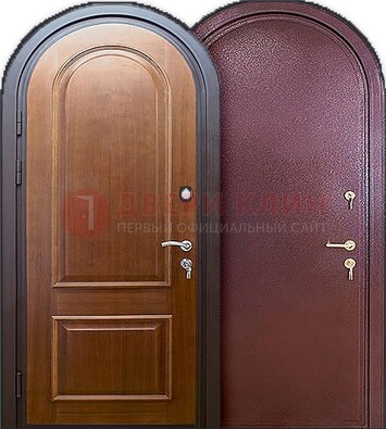 Железная арочная дверь с МДФ внутри ДА-14 в Серпухове