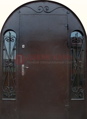 Арочная дверь со стеклом и ковкой ДА-16 под старину в Красногорске