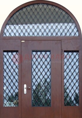 Крепкая стальная арочная дверь со стеклом и ковкой ДА-21 в Омске