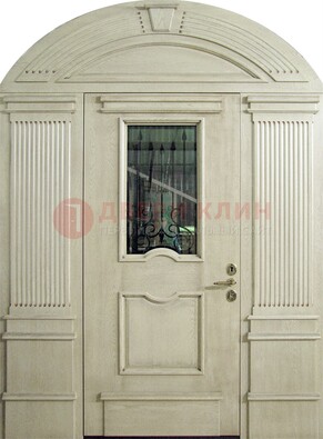 Белая входная дверь массив со стеклом и ковкой ДА-49 в Кингисеппе