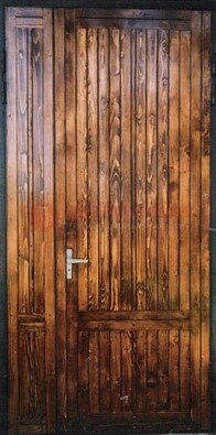 Коричневая металлическая дверь с евровагонкой ДЕ-10 в Гатчине