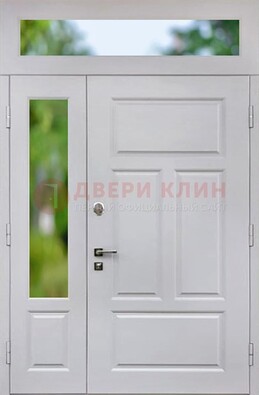 Белая полуторная железная дверь со стеклом и фрамугами ДФГ-10 в Орехово-Зуево
