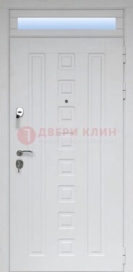 Белая металлическая дверь с фрамугой для коттеджа ДФГ-21 в Королеве