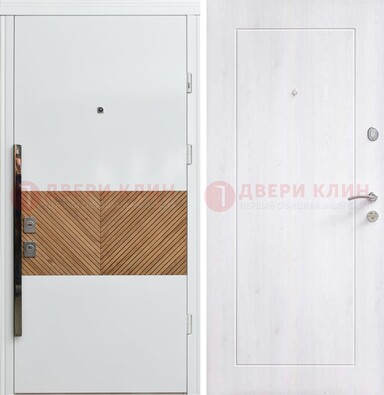 Белая железная дверь МДФ горизонтальной вставкой ДМ-265 в Кингисеппе
