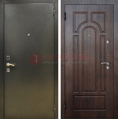 Железная темно-серая дверь с порошковым напылением и МДФ Тисненый орех ДП-275 в Кингисеппе