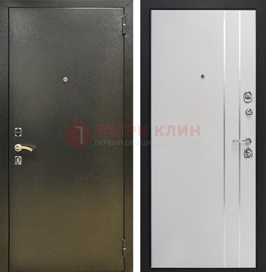 Железная темная дверь с порошковым покрытием и белая МДФ с молдингами  ДП-296 в Кингисеппе