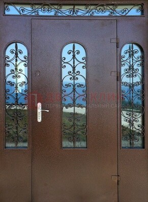 Железная парадная дверь со стеклом и ковкой ДПР-16 для общественных зданий в Кингисеппе