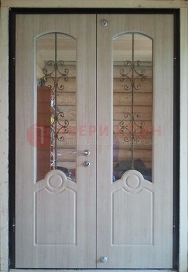 Парадная дверь со стеклянными вставками и ковкой ДПР-23 в деревянный дом в Кингисеппе