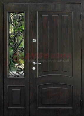 Парадная дверь со стеклянными вставками и ковкой ДПР-31 в кирпичный дом в Мытищах