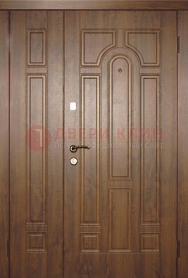 Двухстворчатая коричневая парадная дверь ДПР-48 в Чехове