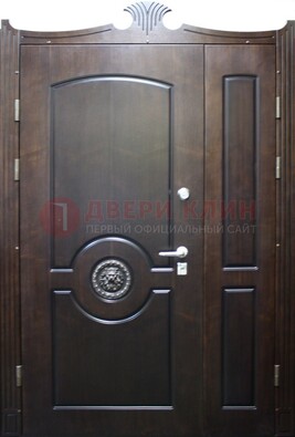 Коричневая парадная дверь с украшением ДПР-52 с утеплением в Кингисеппе