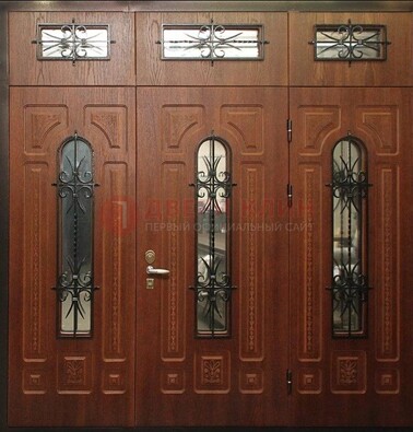Парадная дверь с металлическими вставками и ковкой ДПР-72 в дом в Талдоме