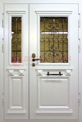 Белая парадная металлическая дверь со стеклом и ковкой ДПР-83 в Кингисеппе