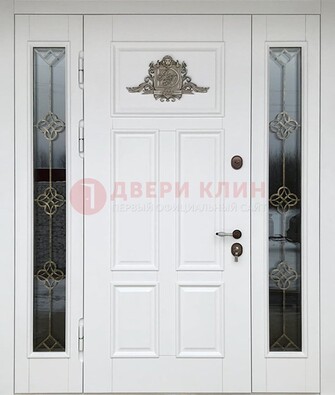 Белая входная парадная дверь со стеклом и ковкой ДПР-92 в Кингисеппе