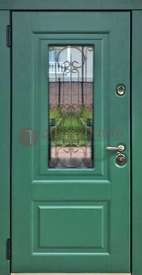 Зеленая металлическая дверь со стеклом и ковкой ДСК-113 в Раменском