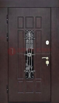 Коричневая уличная дверь со стеклом и ковкой ДСК-114 в Йошкар-Оле