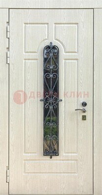 Светлая стальная дверь со стеклом и ковкой ДСК-118 в Кингисеппе