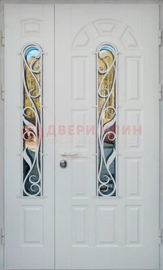 Распашная стальная дверь со стеклом и ковкой в белом цвете ДСК-120 в Ростове-На-Дону