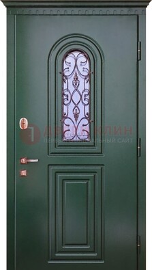 Темно-зеленая входная дверь со стеклом и ковкой ДСК-129 в Кингисеппе