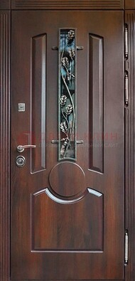 Темная железная дверь со стеклом и ковкой для кирпичного дома ДСК-136 в Волжском