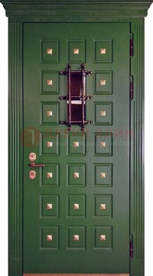Зеленая уличная дверь со стеклом и ковкой для коттеджа ДСК-139 в Ногинске