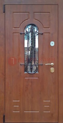 Темная железная дверь со стеклом и ковкой в коричневом цвете ДСК-154 в Химках