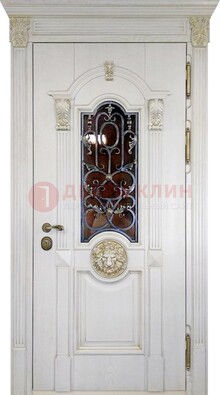 Белая железная дверь со стеклом и ковкой для кирпичного дома ДСК-155 в Волгограде