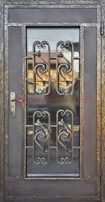 Коричневая наружная дверь порошок со стеклом и ковкой ДСК-160 в Омске