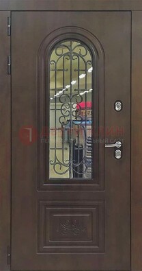 Классическая стальная дверь со стеклом и ковкой для коттеджа ДСК-178 в Ногинске