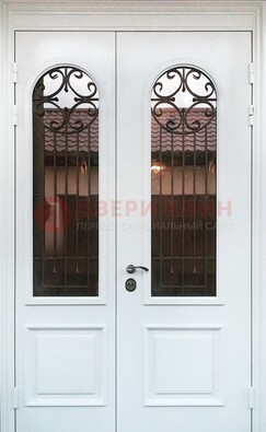 Белая стальная дверь стекло с ковкой и филенкой ДСК-201 в Кингисеппе
