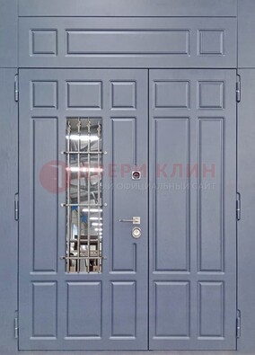 Серая двухстворчатая дверь Винорит со стеклом и ковкой ДСК-234 RAL 7024 в Кингисеппе