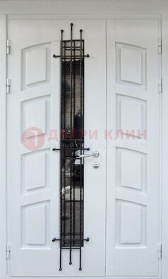 Белая полуторная стальная дверь с массивом для коттеджа ДСК-253 в Кингисеппе