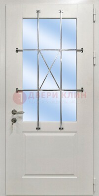 Белая простая железная дверь Винорит со стеклом и ковкой ДСК-257 в Кингисеппе