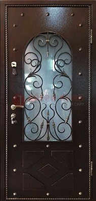 Влагостойкая дверь со стеклом и ковкой с декором ДСК-37 в Краснознаменске