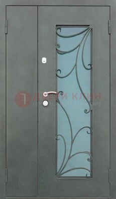 Двухстворчатая железная дверь со стеклом и ковкой ДСК-40 в Коломне