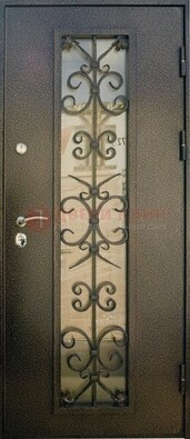 Входная дверь Дверь со стеклом и ковкой черного цвета ДСК-76 для веранды в Ногинске