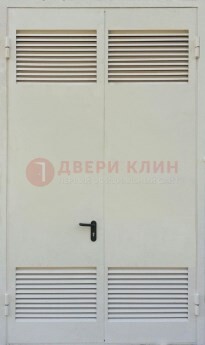 Белая металлическая техническая дверь с вентиляционной решеткой ДТ-6 в Мытищах