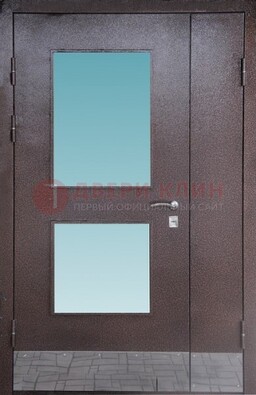 Коричневая тамбурная дверь со стеклянными вставками ДТМ-21 в Кингисеппе