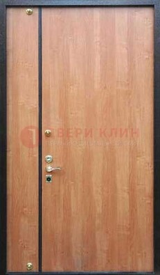 Светлая тамбурная дверь ДТМ-29 в Кингисеппе