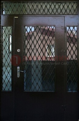 Коричневая тамбурная дверь со стеклянными вставками и ковкой ДТМ-32 в Кингисеппе
