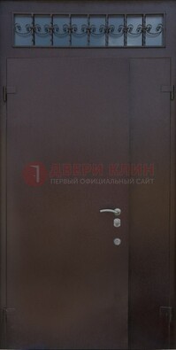 Коричневая тамбурная дверь со стеклянными вставками и ковкой ДТМ-39 в Железнодорожном