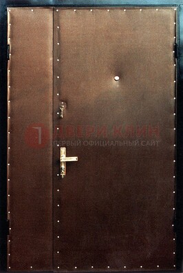 Коричневая тамбурная дверь с оформлением ДТМ-40 в Домодедово