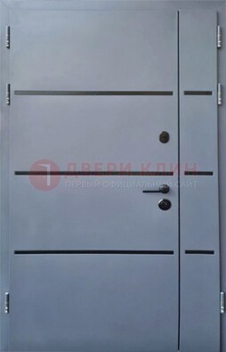 Серая металлическая тамбурная дверь с молдингами ДТМ-42 в Кингисеппе