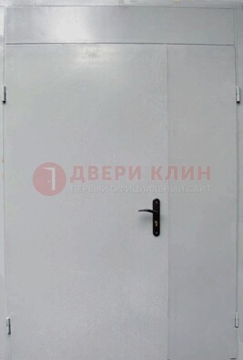 Белая металлическая тамбурная дверь ДТМ-5 в Красногорске