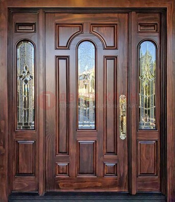 Железная классическая дверь с массивом дуба и витражом ВЖ-18 в Кингисеппе