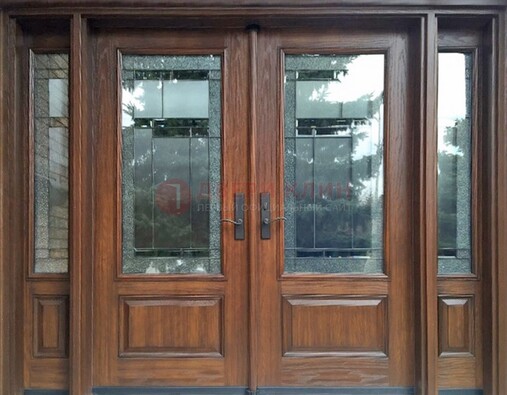 Распашная стальная дверь с массивом с витражом и фрамугами ВЖ-21 в Кингисеппе
