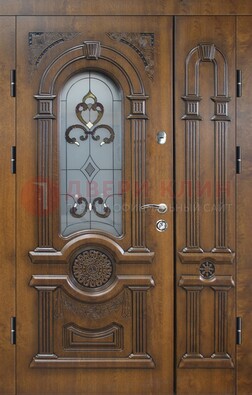 Коричневая двухстворчатая железная дверь с МДФ и витражом ВЖ-32 в Кингисеппе