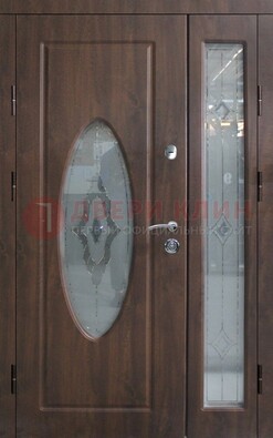 Коричневая двухстворчатая железная дверь с МДФ и витражом ВЖ-33 в Кингисеппе
